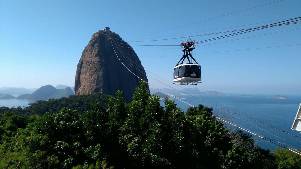 The cable car gliding toward Sugarloaf Mountain